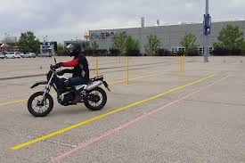 ¿Quieres iniciarte en el mundo de las motos? Aquí te enseñamos cómo&nbsp;hacerlo